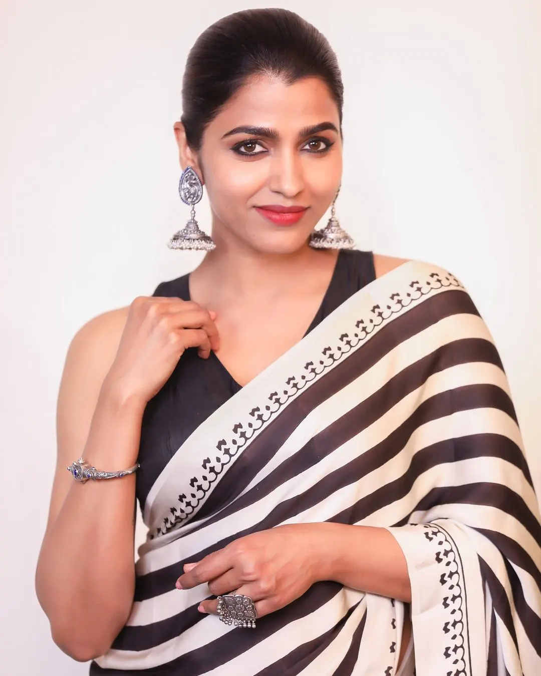 Sai Dhanshika Mesmerizing looks in Saree