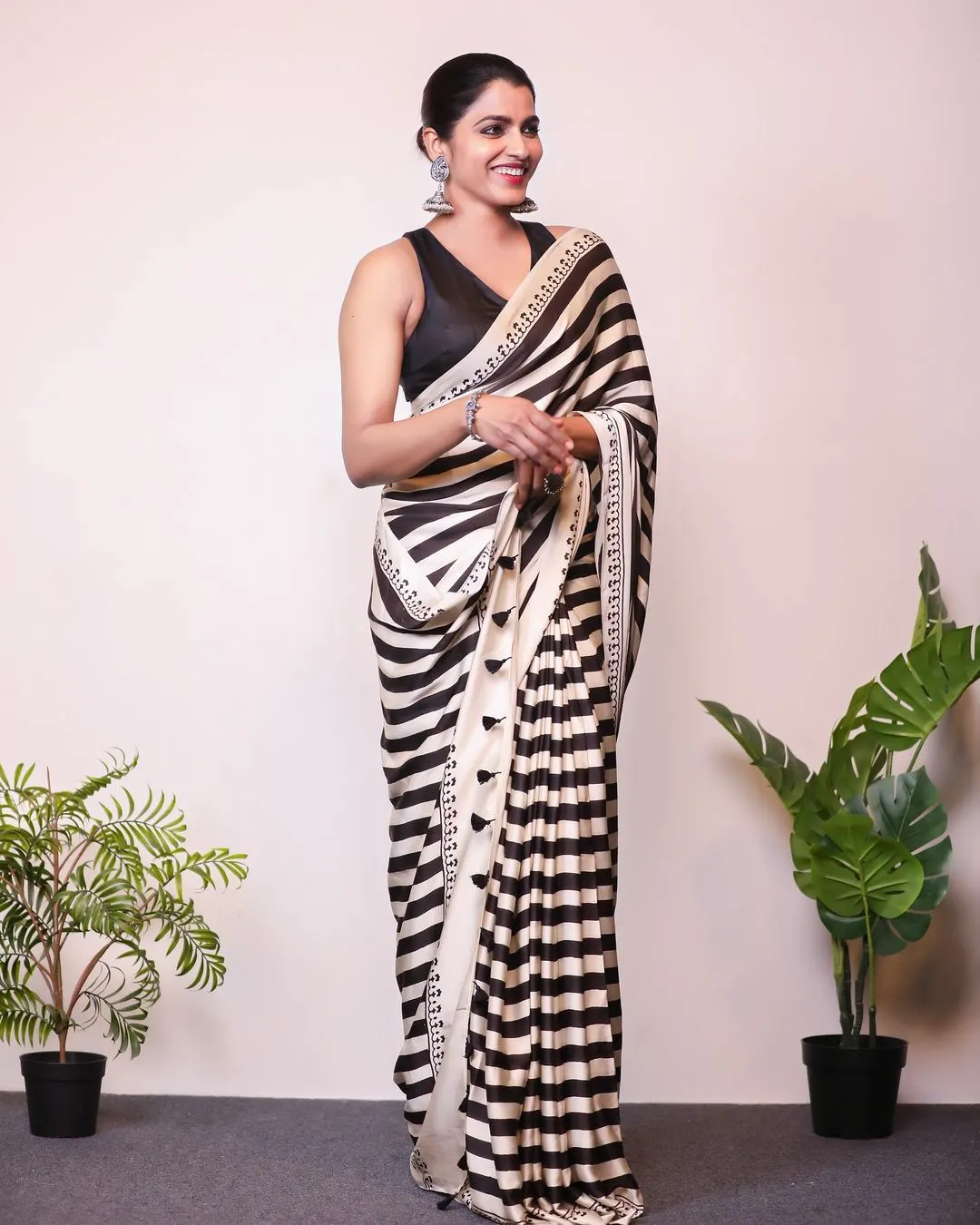 Sai Dhanshika Mesmerizing looks in Saree