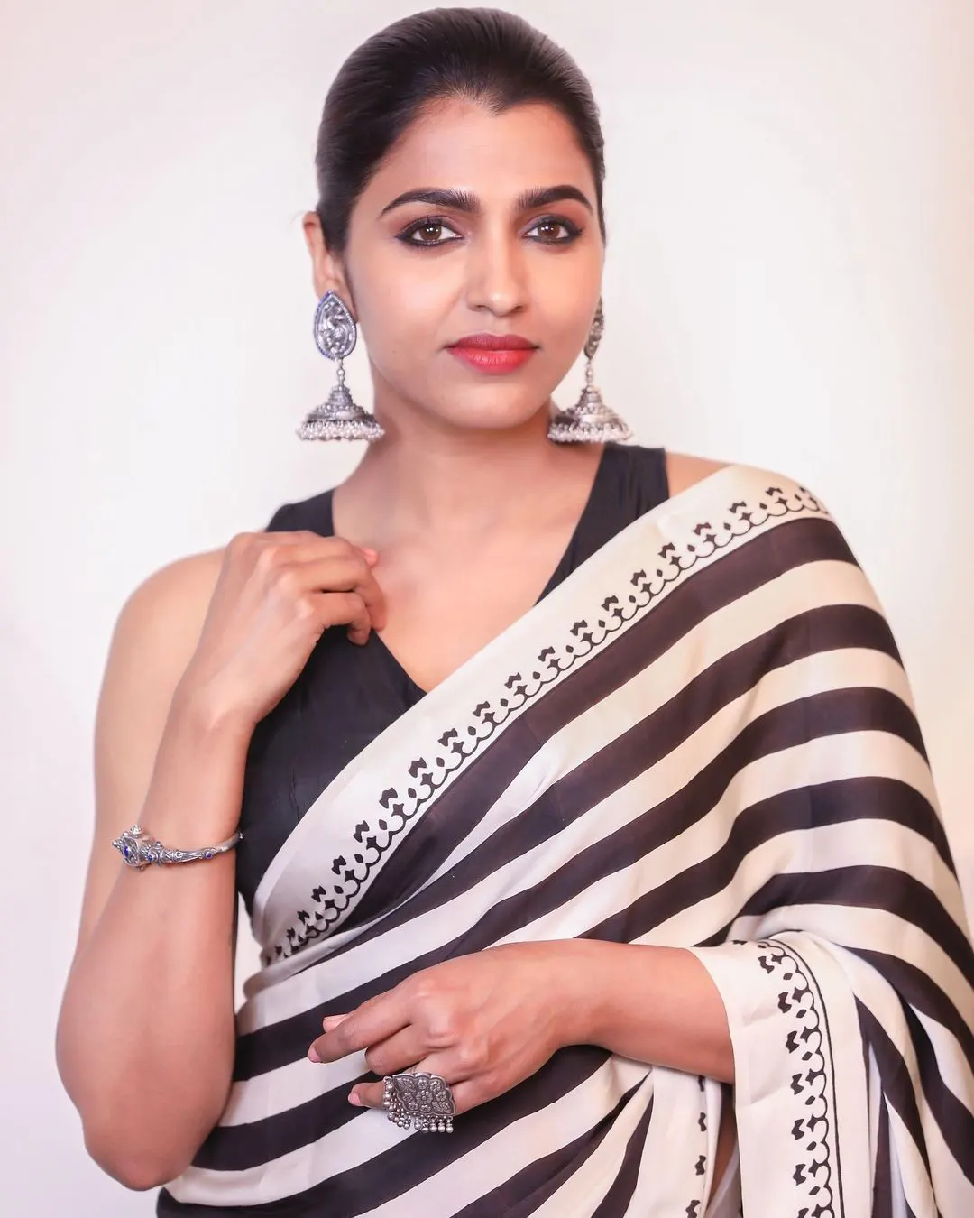 Sai Dhanshika Mesmerizing looks in Saree
