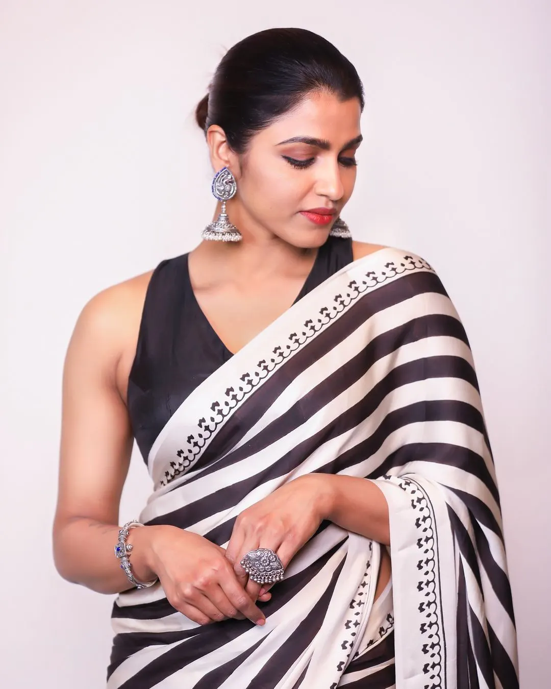 Sai Dhanshika Mesmerizing looks in Saree