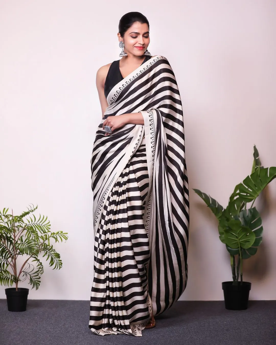 Sai Dhanshika Mesmerizing looks in Saree
