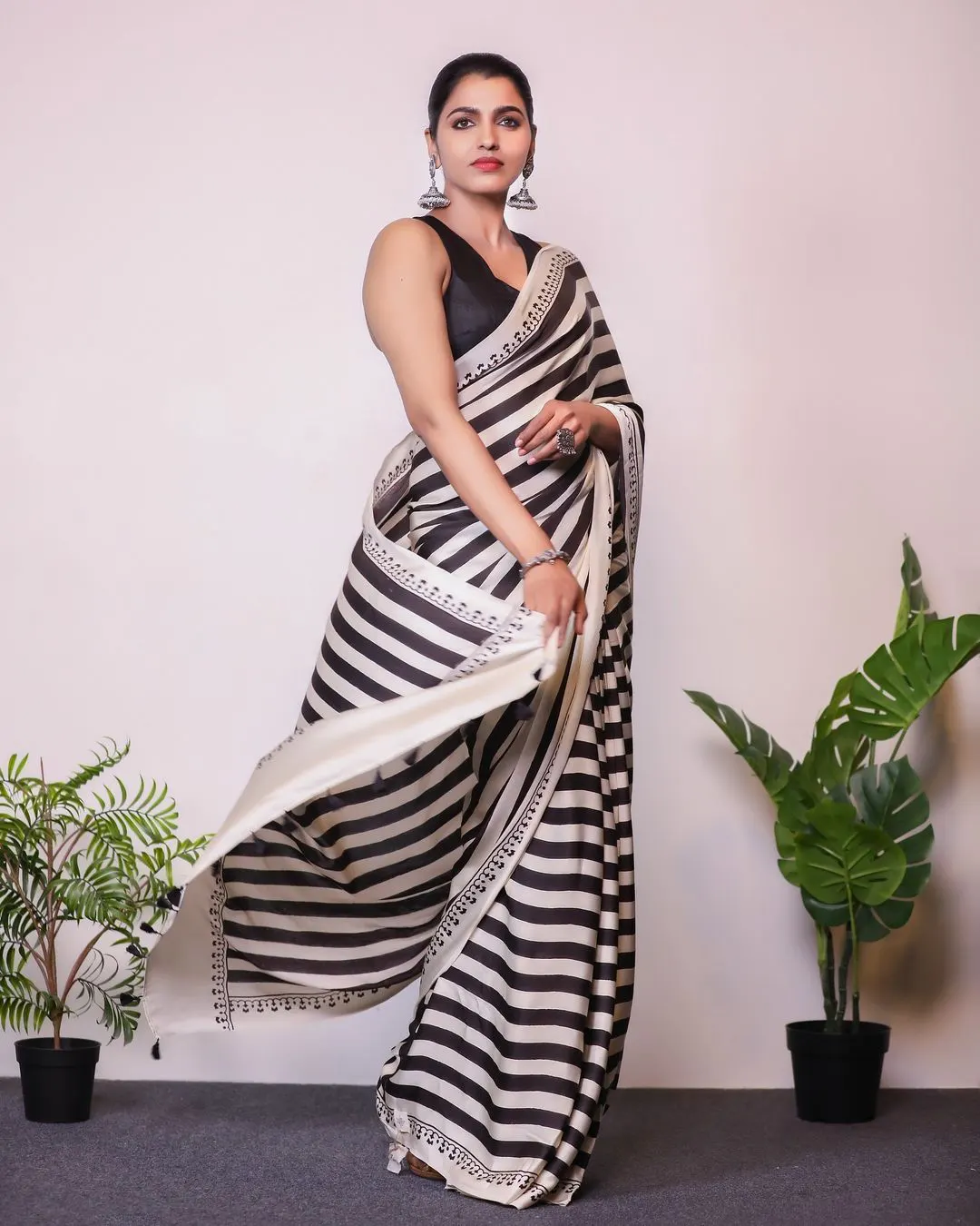 Sai Dhanshika Mesmerizing looks in Saree