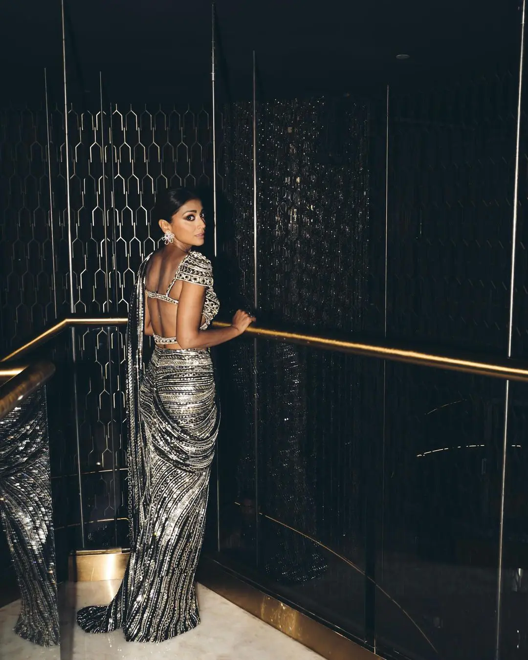 Shriya Saran Sizzling Photos in Shining Saree