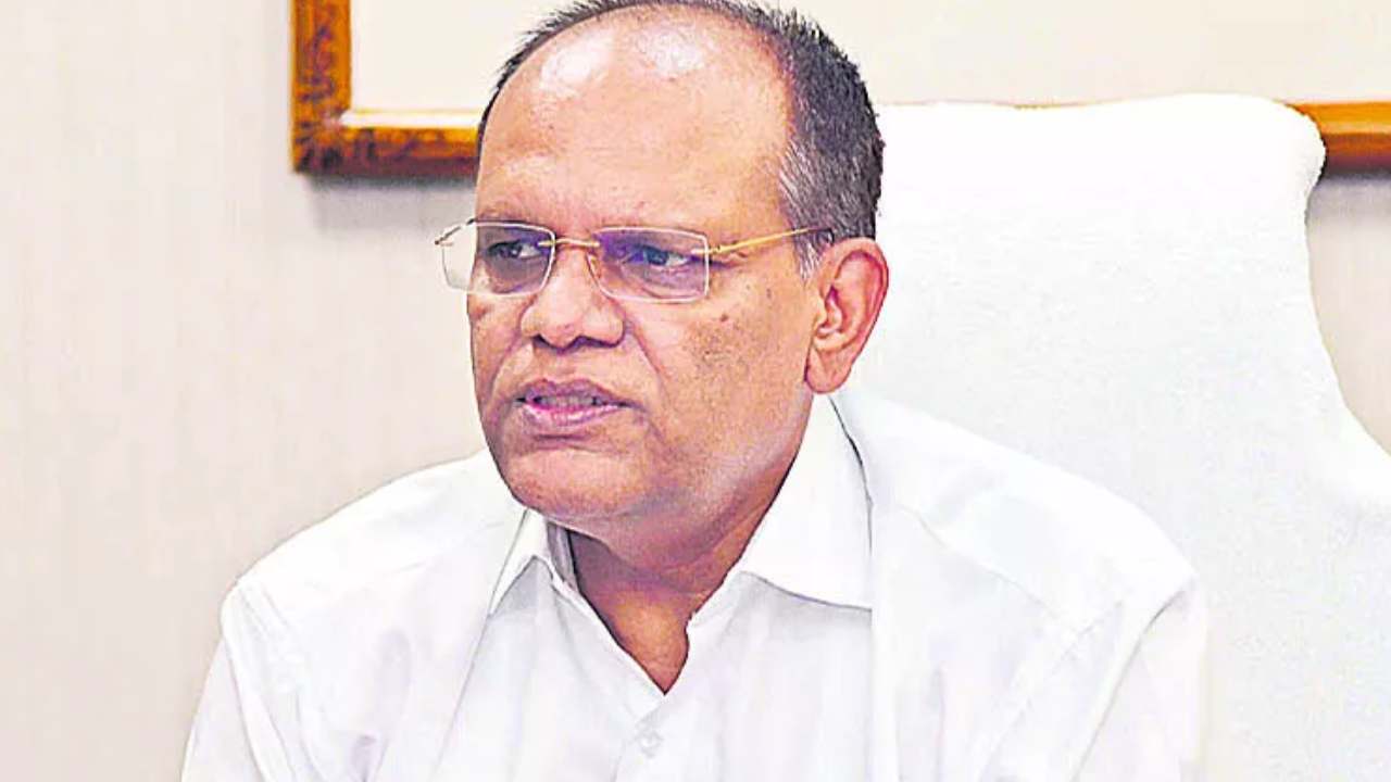 మాజీ చీఫ్ సెక్రటరీ సోమేశ్ కుమార్కు తెలంగాణ సీఐడీ పోలీసులు నోటీసులు మాజీ చీఫ్ సెక్రటరీ సోమేశ్ కుమార్కు తెలంగాణ సీఐడీ పోలీసులు నోటీసులు