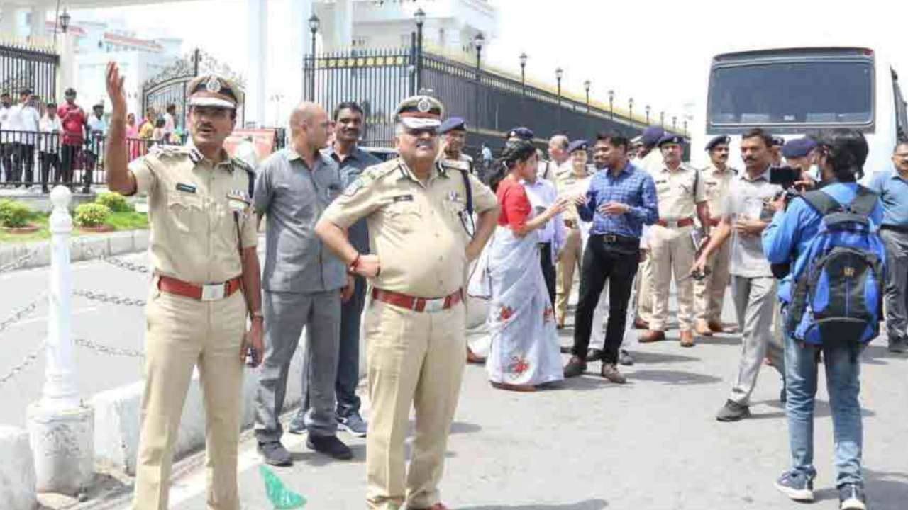 రాత్రిలోగా గణనాథుల నిమజ్జనం పూర్తయ్యేలా చర్యలు తీసుకుంటాం : డీజీపీ జితేందర్ రాత్రిలోగా గణనాథుల నిమజ్జనం పూర్తయ్యేలా చర్యలు తీసుకుంటాం : డీజీపీ జితేందర్