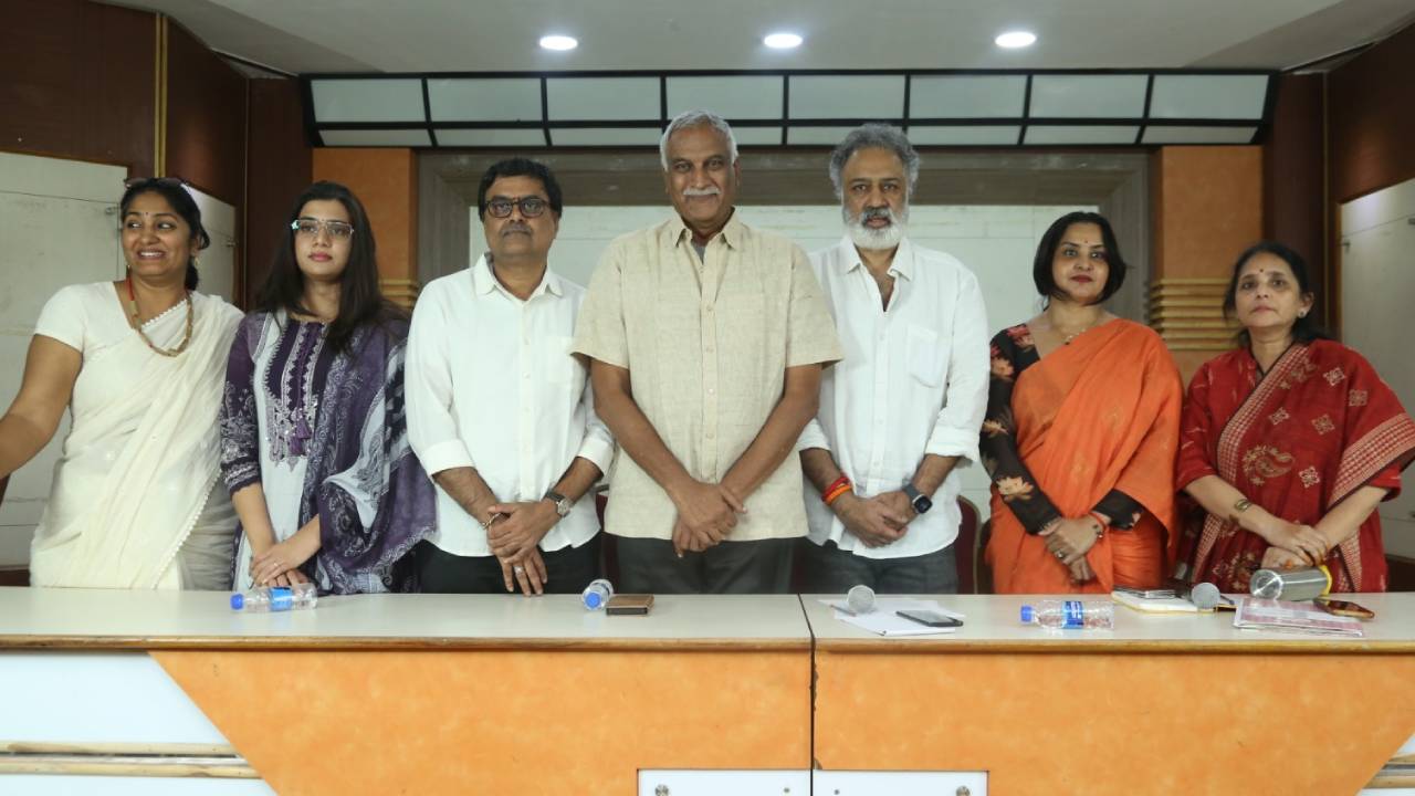 లైంగిక వేధింపులు ఉంటే.. మహిళలు మాకు ఫిర్యాదు చేయండి : తెలుగు ఫిల్మ్ ఛాంబర్ ఆఫ్ కామర్స్ లైంగిక వేధింపులు ఉంటే.. మహిళలు మాకు ఫిర్యాదు చేయండి : తెలుగు ఫిల్మ్ ఛాంబర్ ఆఫ్ కామర్స్