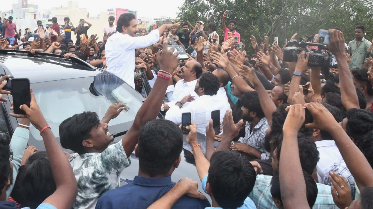 YS Jagan : కృష్ణలంక రిటైనింగ్‌ వాల్‌ దగ్గర కృష్ణా ప్రవాహాన్ని పరిశీలించిన జగన్.. ఫొటో గ్యాలరీ
