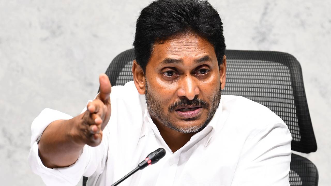 Gossip Garage : వైసీపీకి వరుస షాకుల వెనుక రీజన్ ఏంటి? ఉన్నట్టుండి ఆ పార్టీ నేతలు ఎందుకు గుడ్బై చెబుతున్నారు? Gossip Garage : వైసీపీకి వరుస షాకుల వెనుక రీజన్ ఏంటి? ఉన్నట్టుండి ఆ పార్టీ నేతలు ఎందుకు గుడ్బై చెబుతున్నారు?