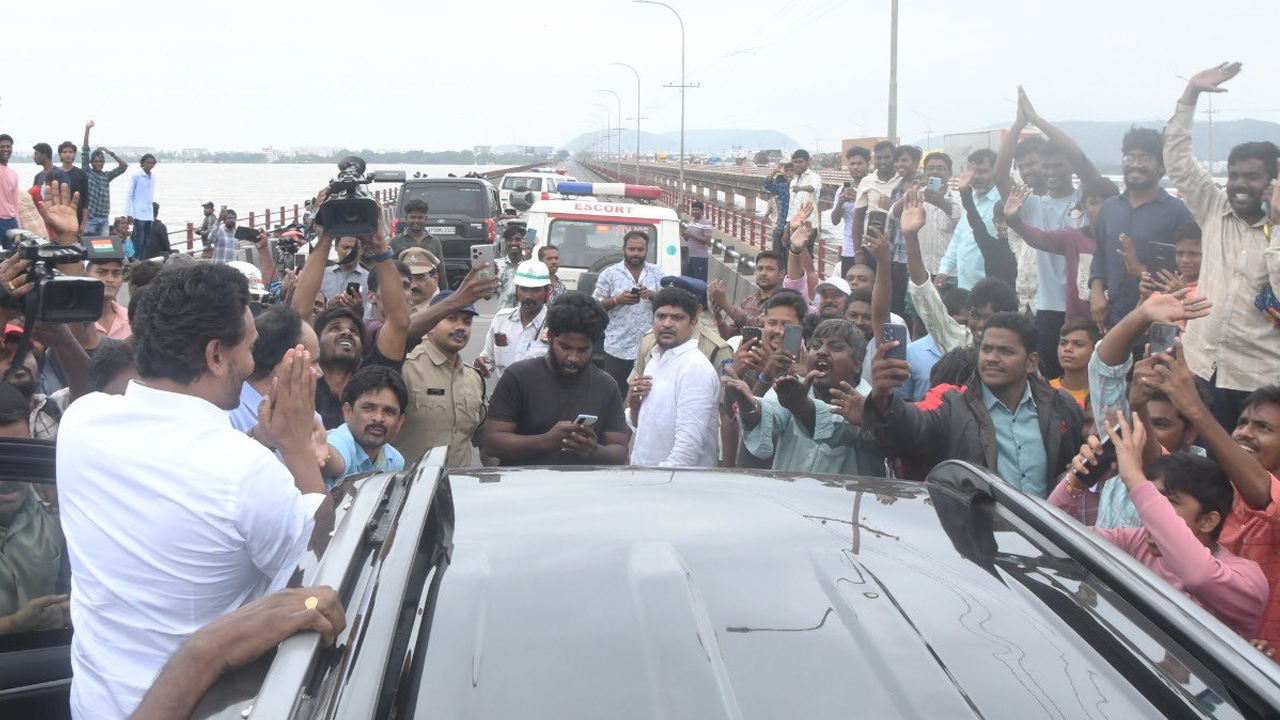 కృష్ణా నది వరద ఉధృతి.. వైఎస్ జగన్కు విజయవాడ కృష్ణలంక వాసుల కృతజ్ఞతలు.. కృష్ణా నది వరద ఉధృతి.. వైఎస్ జగన్కు విజయవాడ కృష్ణలంక వాసుల కృతజ్ఞతలు..