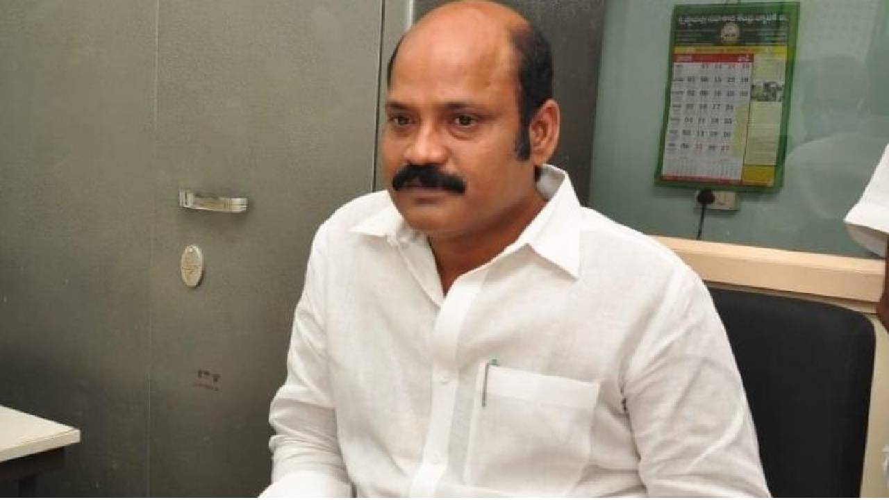 ఆయన ఇప్పుడు ఎక్కడున్నారో మీడియాకే తెలియాలి: యార్లగడ్డ వెంకట్రావు ఆయన ఇప్పుడు ఎక్కడున్నారో మీడియాకే తెలియాలి: యార్లగడ్డ వెంకట్రావు