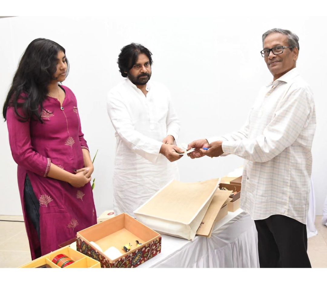 Pawan Kalyan Shopping for her Daughter Aadya Photos goes Viral 