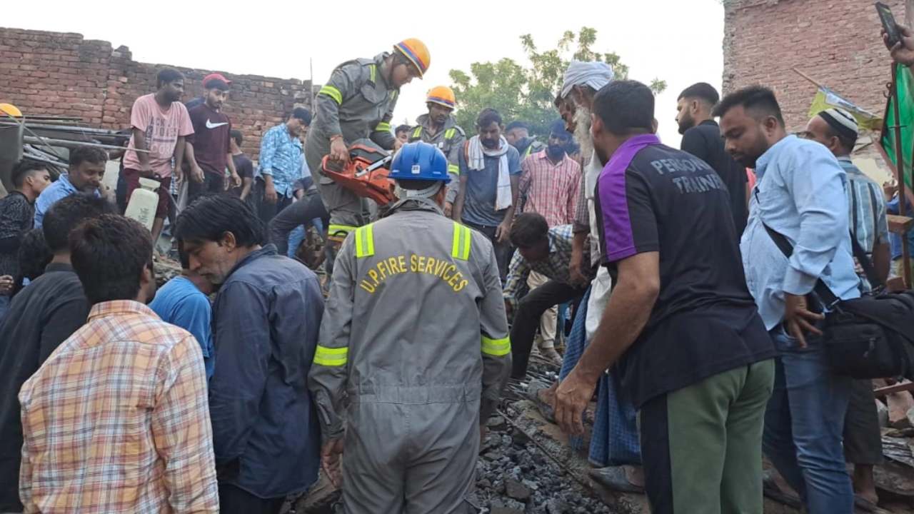 Building Collapse : కుప్పకూలిన మూడంతస్తుల భవనం.. ముగ్గురు మృతి, కొనసాగుతున్న సహాయక చర్యలు Building Collapse : కుప్పకూలిన మూడంతస్తుల భవనం.. ముగ్గురు మృతి, కొనసాగుతున్న సహాయక చర్యలు