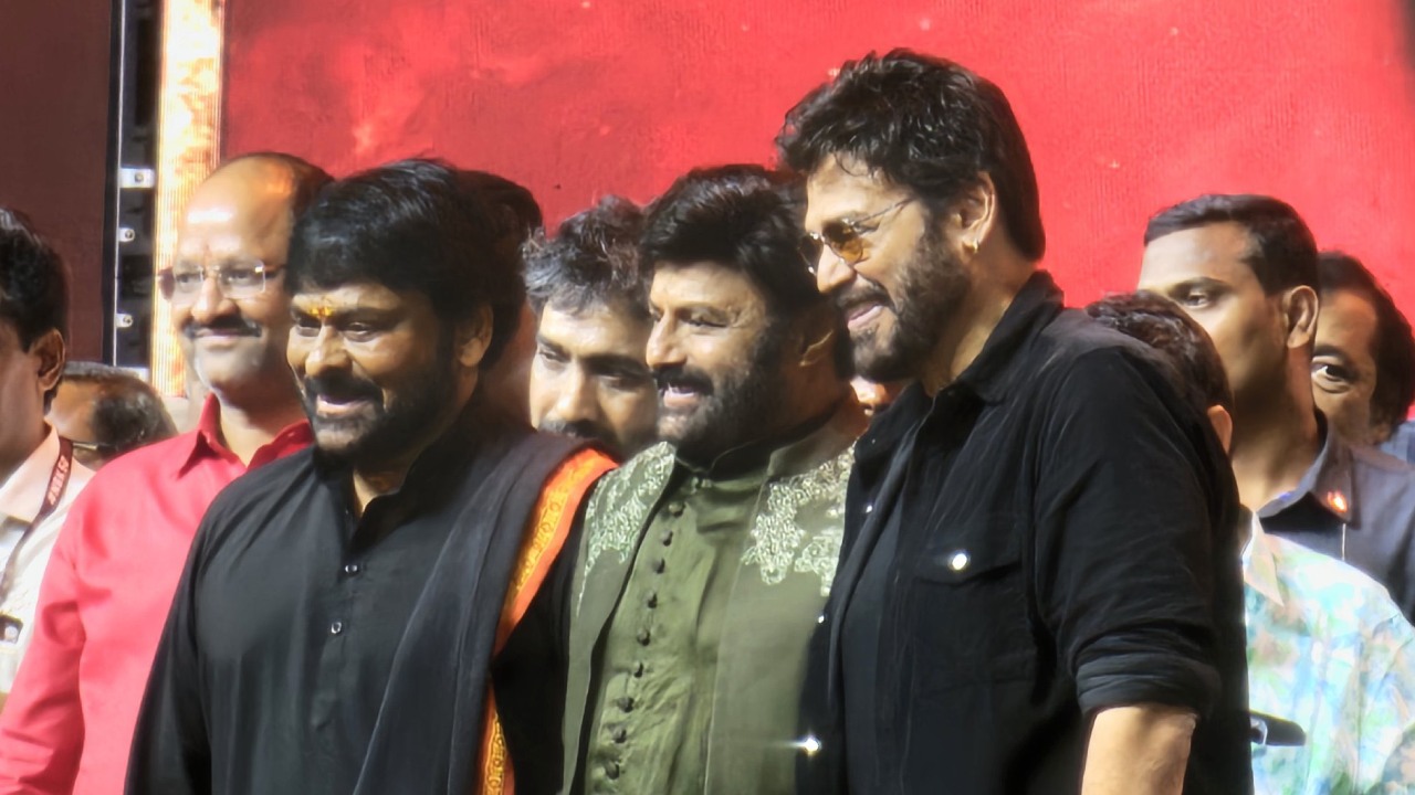 Balakrishna – Chiranjeevi : నాకు బాలయ్యతో ఫ్యాక్షన్ సినిమా చేయాలని కోరిక.. బాలయ్య స్వర్ణోత్సవ వేడుకలో చిరు స్పీచ్.. Balakrishna – Chiranjeevi : నాకు బాలయ్యతో ఫ్యాక్షన్ సినిమా చేయాలని కోరిక.. బాలయ్య స్వర్ణోత్సవ వేడుకలో చిరు స్పీచ్..