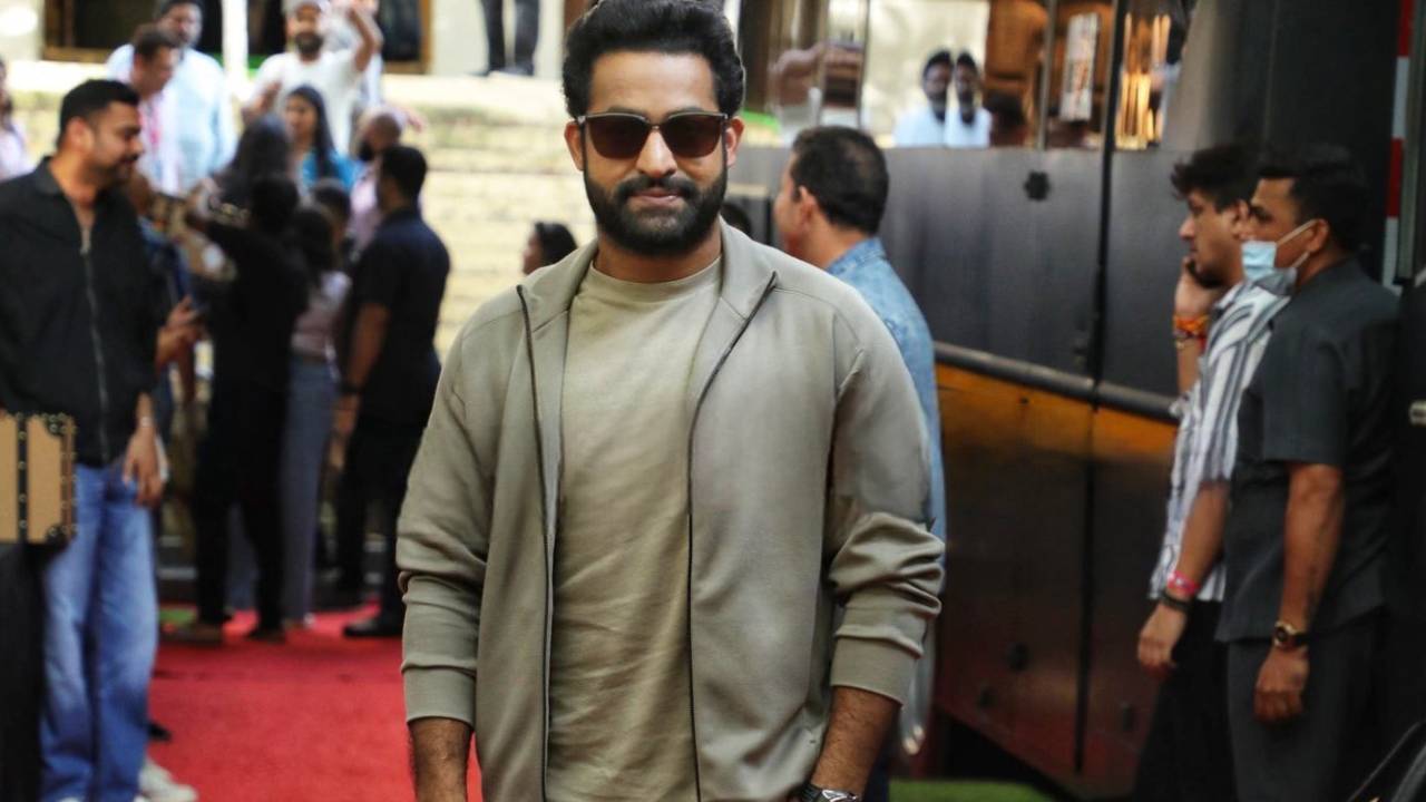 Devara Promotions : తెలుగు ఎన్టీఆర్ ఫ్యాన్స్కి షాక్.. ‘దేవర’ తెలుగు ప్రమోషన్స్ లేవా? Devara Promotions : తెలుగు ఎన్టీఆర్ ఫ్యాన్స్కి షాక్.. ‘దేవర’ తెలుగు ప్రమోషన్స్ లేవా?