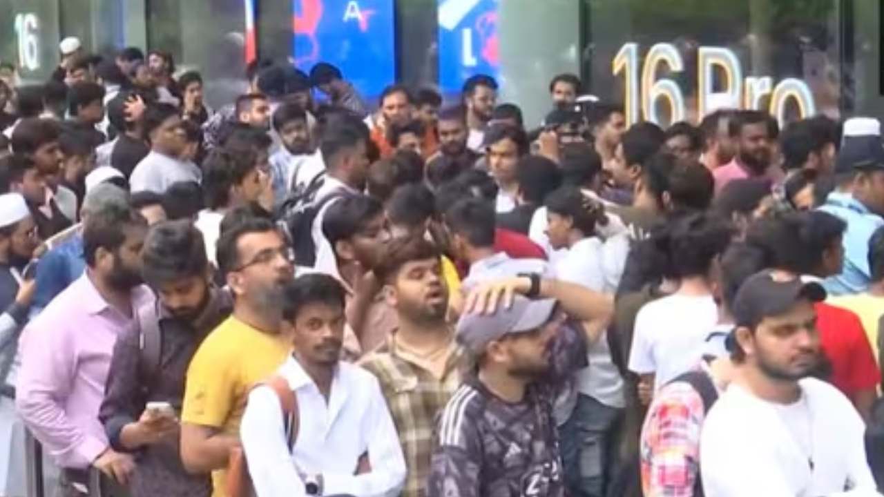 ‘ఐఫోన్ 16’కు యమక్రేజ్.. యాపిల్ స్టోర్ల వద్ద ఉదయం నుంచి బారులుతీరిన జనం.. వీడియోలు వైరల్ ‘ఐఫోన్ 16’కు యమక్రేజ్.. యాపిల్ స్టోర్ల వద్ద ఉదయం నుంచి బారులుతీరిన జనం.. వీడియోలు వైరల్