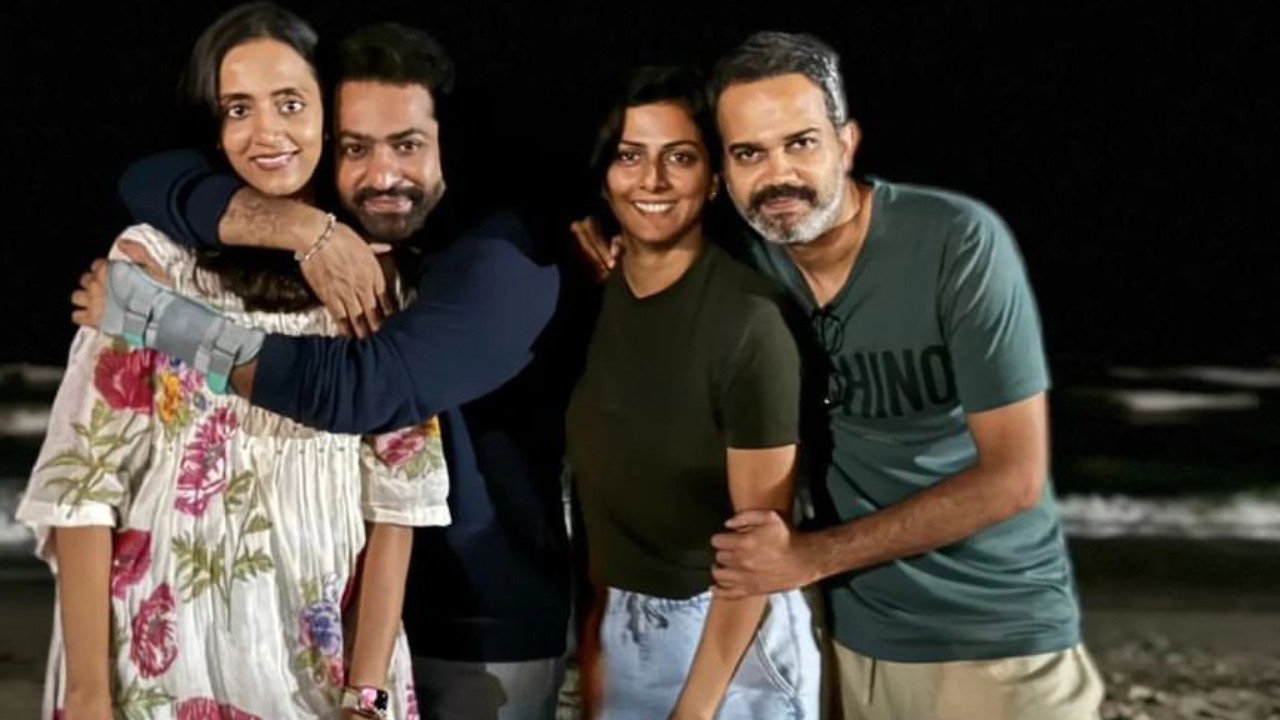 NTR – Neel : బీచ్లో ఫ్యామిలీలతో ఎంజాయ్ చేస్తున్న ఎన్టీఆర్, ప్రశాంత్ నీల్.. NTR – Neel : బీచ్లో ఫ్యామిలీలతో ఎంజాయ్ చేస్తున్న ఎన్టీఆర్, ప్రశాంత్ నీల్..