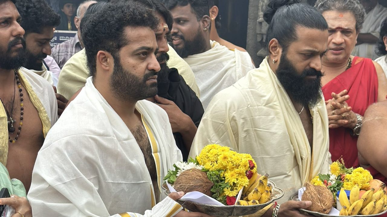 Jr NTR – Rishab Shetty : ఆలయాల బాట పట్టిన ఎన్టీఆర్.. కర్ణాటక ఫేమస్ ఆలయంలో ఎన్టీఆర్, రిషబ్ పూజలు.. Jr NTR – Rishab Shetty : ఆలయాల బాట పట్టిన ఎన్టీఆర్.. కర్ణాటక ఫేమస్ ఆలయంలో ఎన్టీఆర్, రిషబ్ పూజలు..