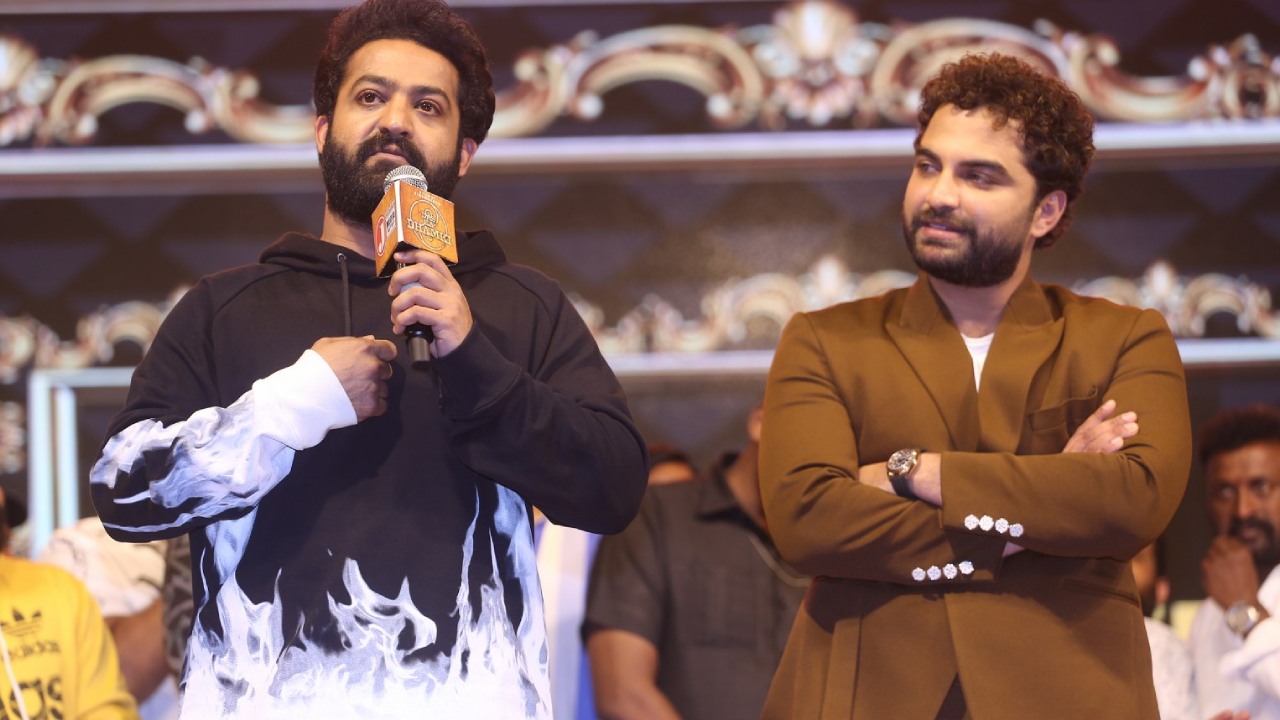 Vishwak Sen : హీరో బాటలోనే అభిమాని.. ఏపీ, తెలంగాణలో వరదలు.. విశ్వక్ సాయం.. Vishwak Sen : హీరో బాటలోనే అభిమాని.. ఏపీ, తెలంగాణలో వరదలు.. విశ్వక్ సాయం..