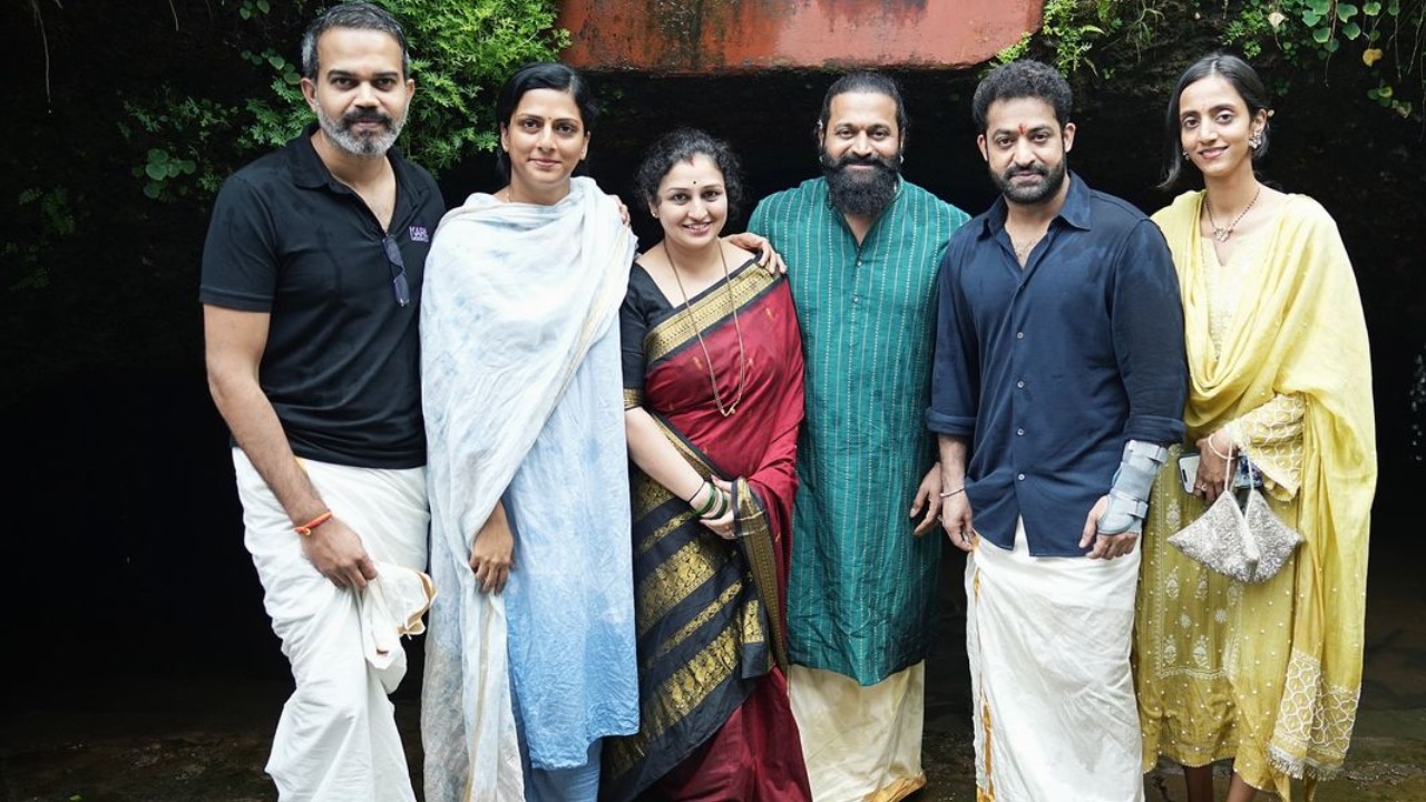 Jr NTR : పంచెకట్టుతో ఎన్టీఆర్.. ఫ్యామిలీలతో కలిసి ఆలయంలో ఎన్టీఆర్, నీల్, రిషబ్.. Jr NTR : పంచెకట్టుతో ఎన్టీఆర్.. ఫ్యామిలీలతో కలిసి ఆలయంలో ఎన్టీఆర్, నీల్, రిషబ్..