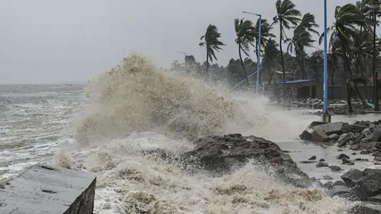 Cyclone Dana: ఏపీకి మరో తుపాను ముప్పు.. ఆ రెండు రోజులు భారీ వర్షాలు Cyclone Dana: ఏపీకి మరో తుపాను ముప్పు.. ఆ రెండు రోజులు భారీ వర్షాలు