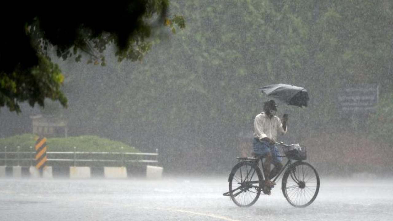 Rain Alert: రాబోయే నాలుగు రోజులు ఏపీలో భారీ వర్షాలు.. వాతావరణ శాఖ అధికారులు ఏం చెప్పారంటే? Rain Alert: రాబోయే నాలుగు రోజులు ఏపీలో భారీ వర్షాలు.. వాతావరణ శాఖ అధికారులు ఏం చెప్పారంటే?