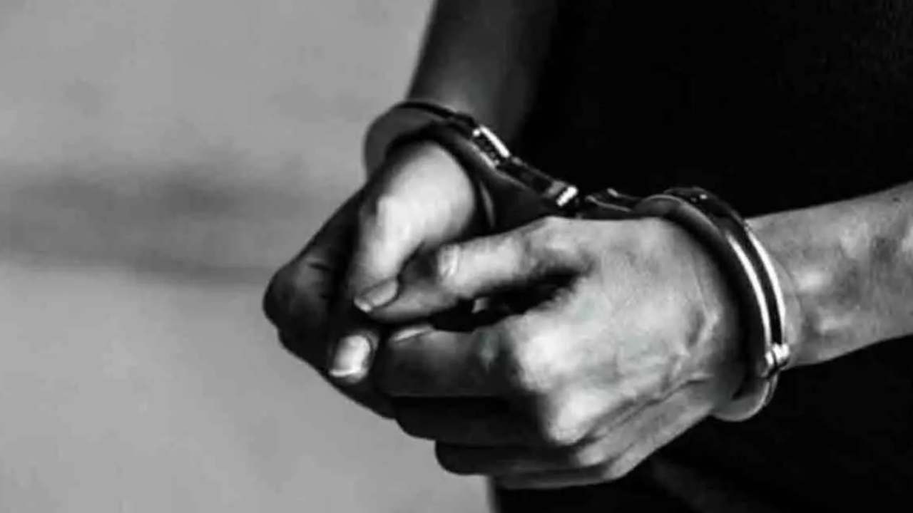 Crime News: మూడు హత్యల కేసుల్లో నిందితుడు అరెస్ట్.. వివరాలు వెల్లడించిన రాచకొండ సీపీ Crime News: మూడు హత్యల కేసుల్లో నిందితుడు అరెస్ట్.. వివరాలు వెల్లడించిన రాచకొండ సీపీ