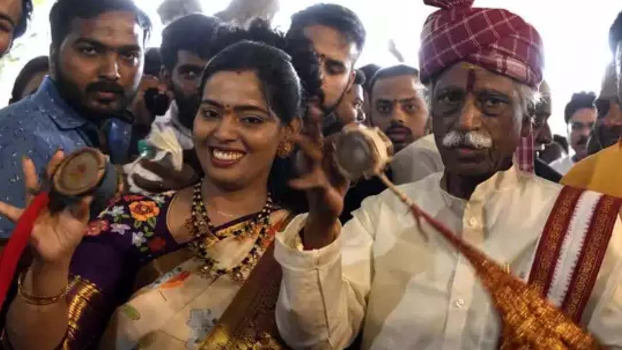 Alai Balai: నాంపల్లి ఎగ్జిబిషన్ గ్రౌండ్లో ఆలయ్ బలయ్ కార్యక్రమం.. ఒకే వేదికపైకి రాజకీయ ప్రముఖులు Alai Balai: నాంపల్లి ఎగ్జిబిషన్ గ్రౌండ్లో ఆలయ్ బలయ్ కార్యక్రమం.. ఒకే వేదికపైకి రాజకీయ ప్రముఖులు