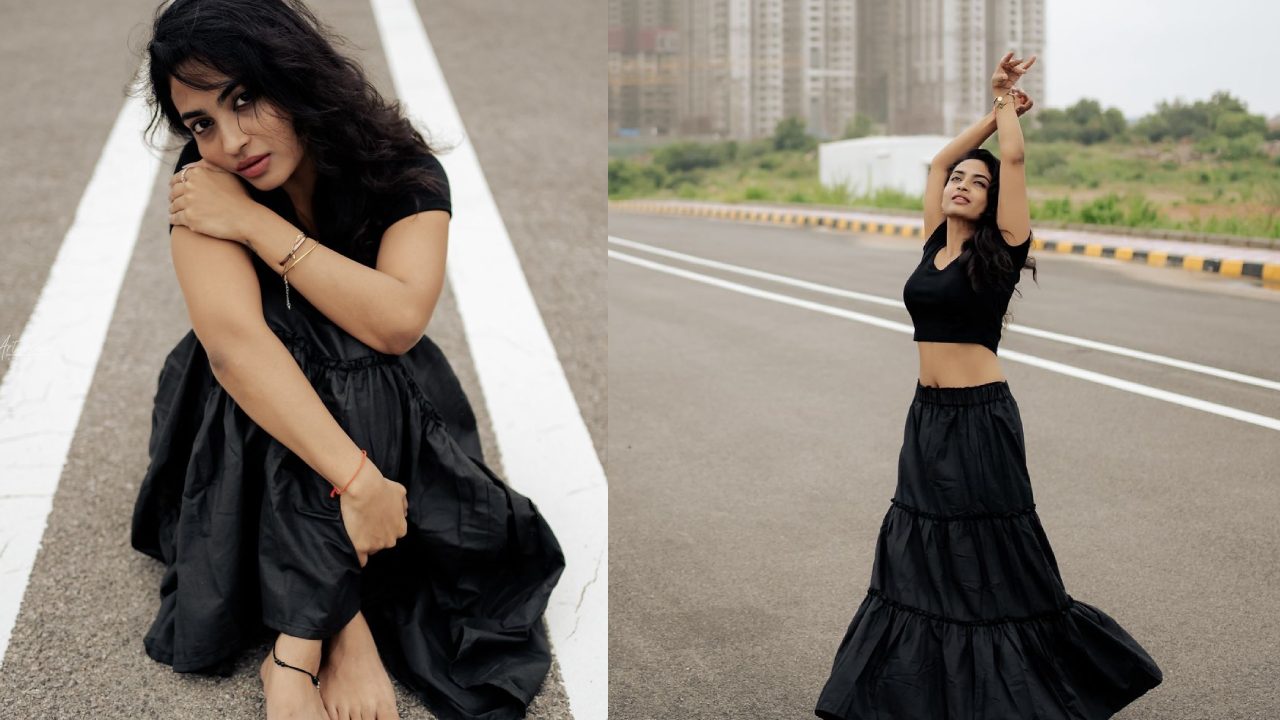 Alekhya Harika : రోడ్డుపై అలేఖ్య హారిక హాట్ పోజులు..