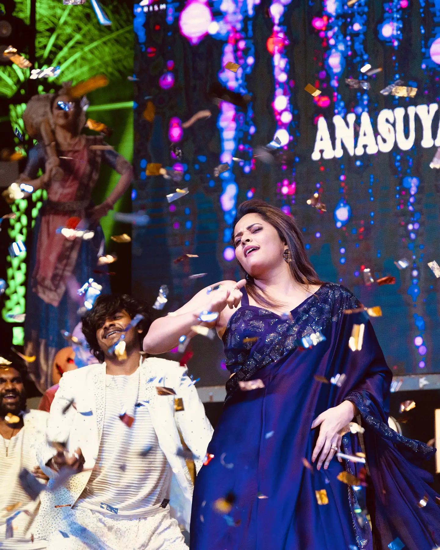 Anasuya Bharadwaj Super Dance on Stage with Saree Wear