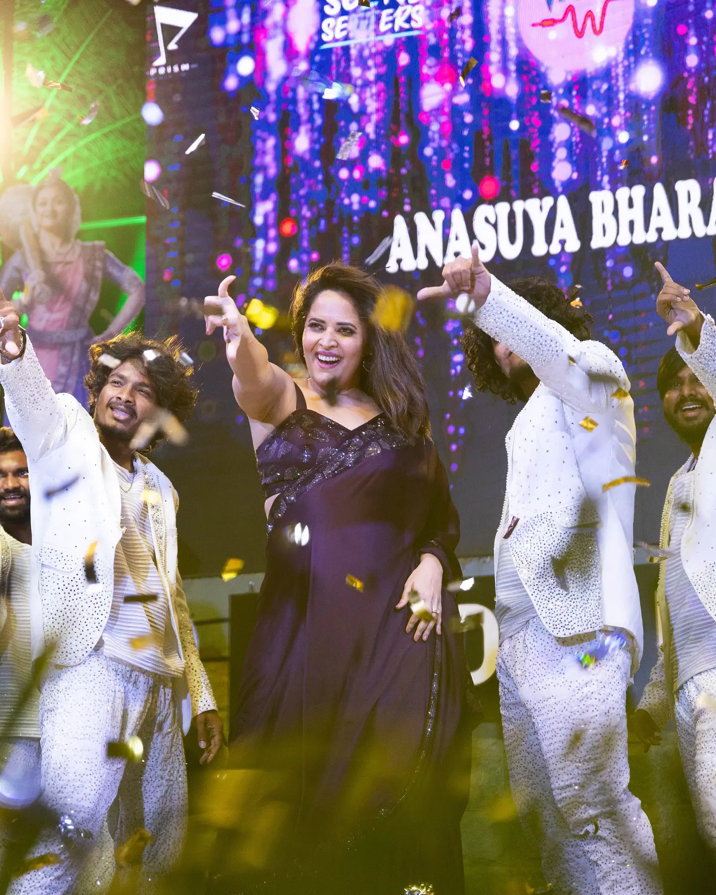 Anasuya Bharadwaj Super Dance on Stage with Saree Wear