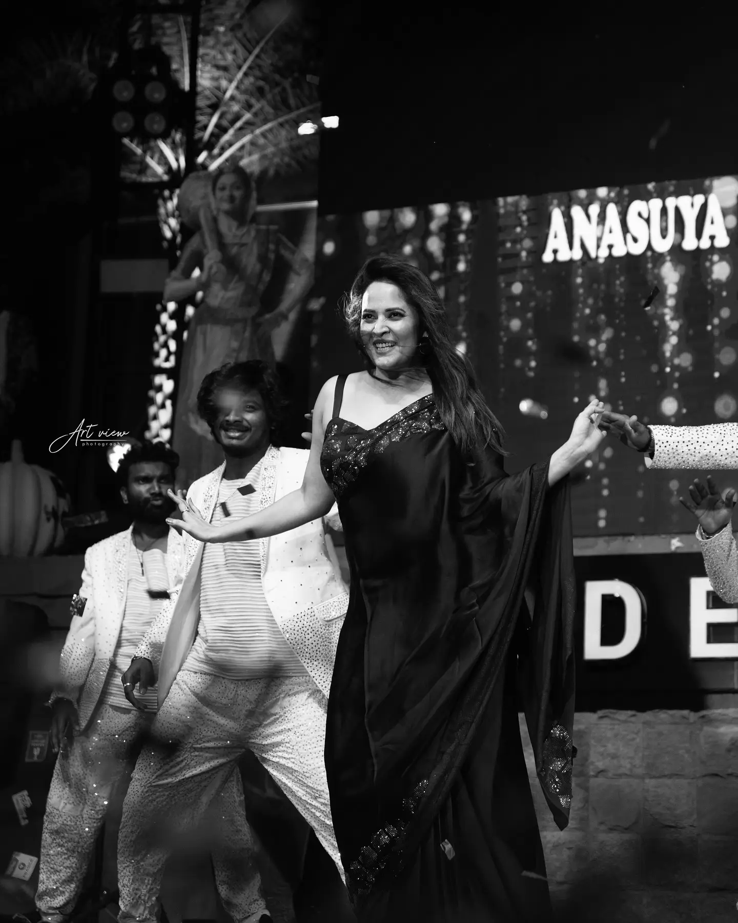 Anasuya Bharadwaj Super Dance on Stage with Saree Wear
