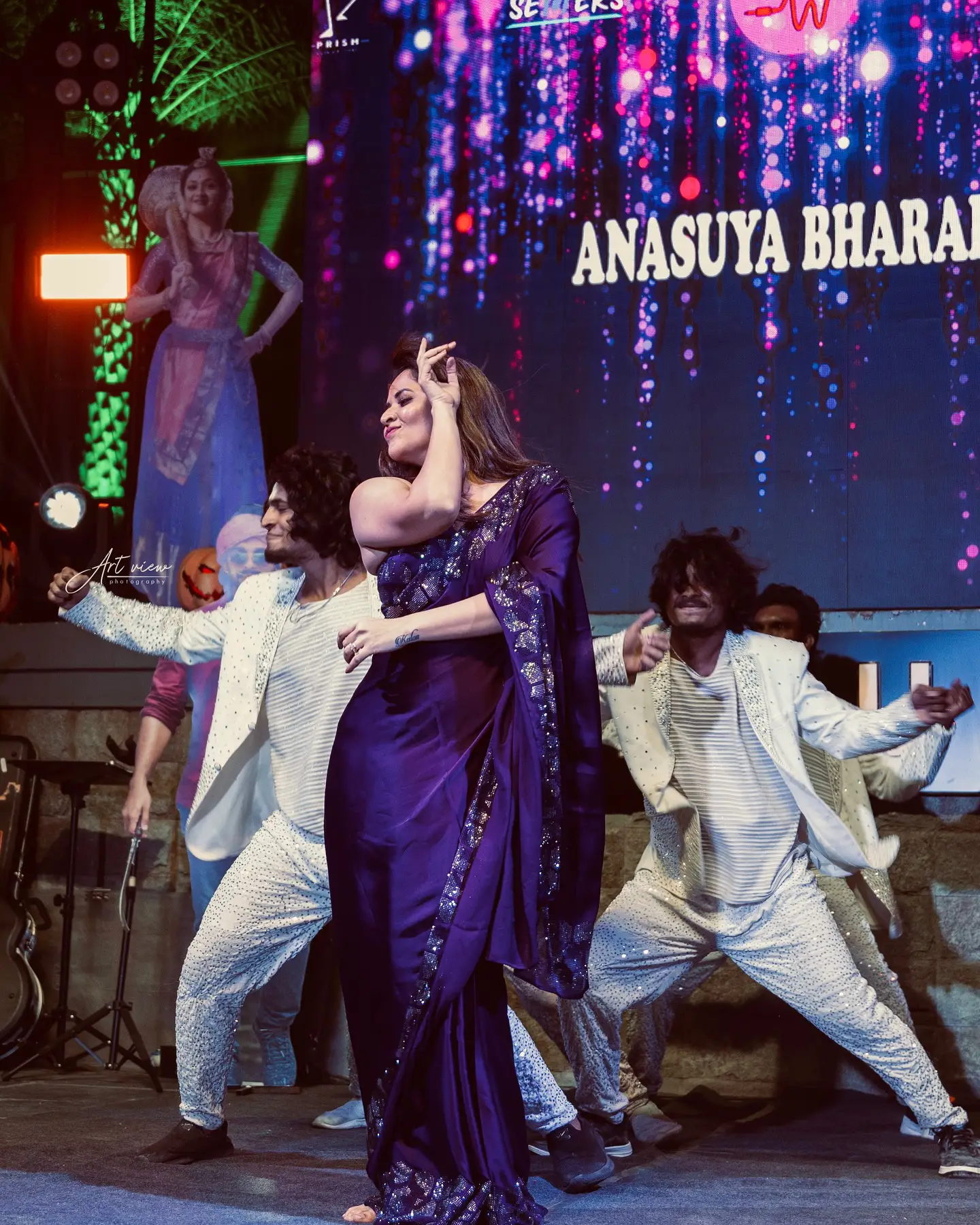 Anasuya Bharadwaj Super Dance on Stage with Saree Wear