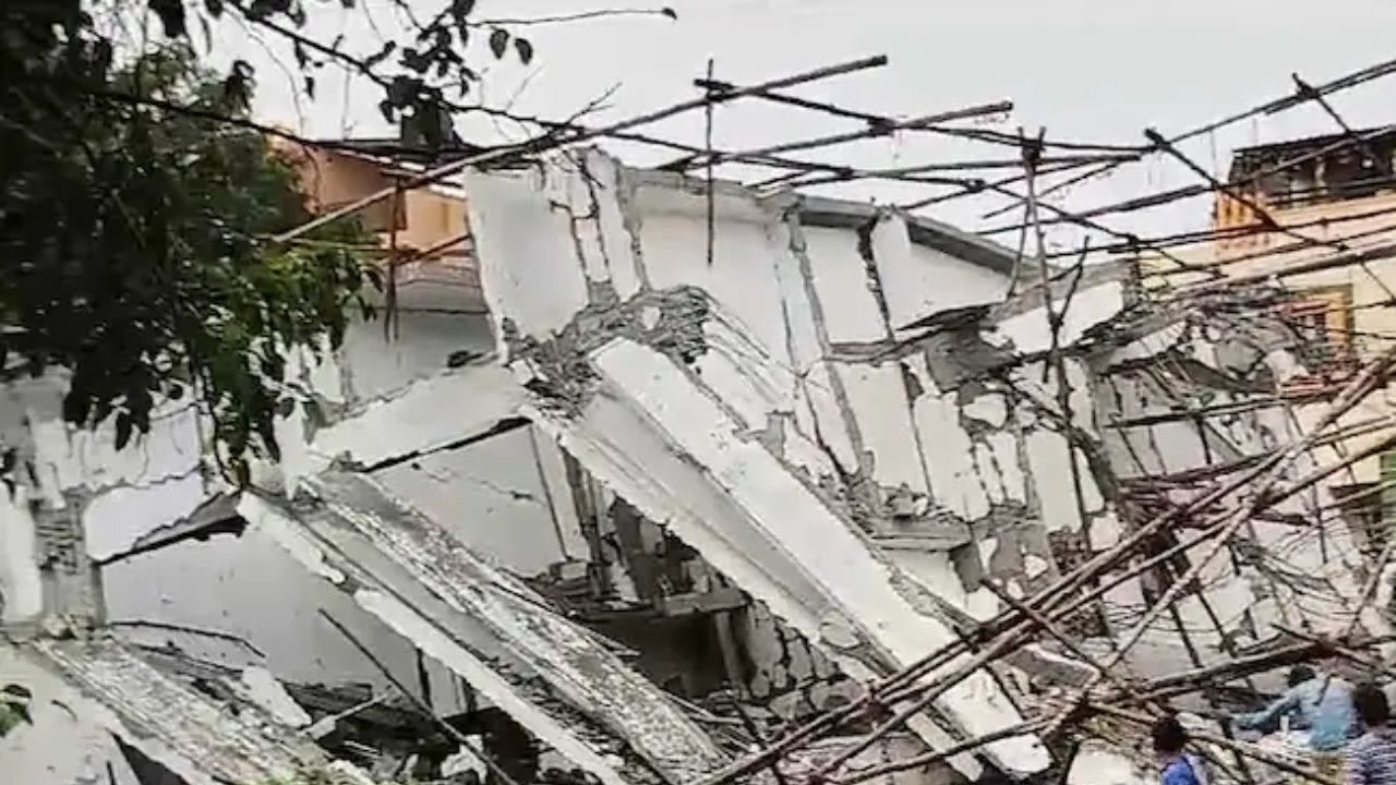 ఘోర ప్రమాదం.. నిర్మాణంలో ఉన్న భవనం కుప్పకూలి ముగ్గురి మృతి.. శిథిలాల కింద చిక్కుకున్న 12 మంది ఘోర ప్రమాదం.. నిర్మాణంలో ఉన్న భవనం కుప్పకూలి ముగ్గురి మృతి.. శిథిలాల కింద చిక్కుకున్న 12 మంది