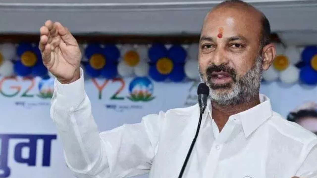 జన్వాడ ఫామ్హౌజ్ పార్టీలో పాల్గొన్న అందరి పేర్లను బయటపెట్టాలి : బండి సంజయ్ జన్వాడ ఫామ్హౌజ్ పార్టీలో పాల్గొన్న అందరి పేర్లను బయటపెట్టాలి : బండి సంజయ్