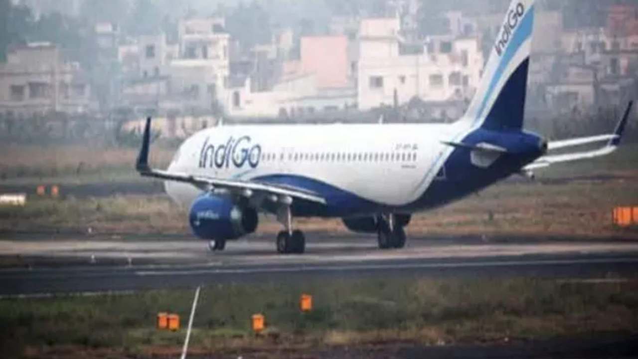 Shamshabad Airport: శంషాబాద్ ఎయిర్ పోర్టుకు బాంబు బెదిరింపు.. విమానాల్లో ముమ్మర తనిఖీలు Shamshabad Airport: శంషాబాద్ ఎయిర్ పోర్టుకు బాంబు బెదిరింపు.. విమానాల్లో ముమ్మర తనిఖీలు