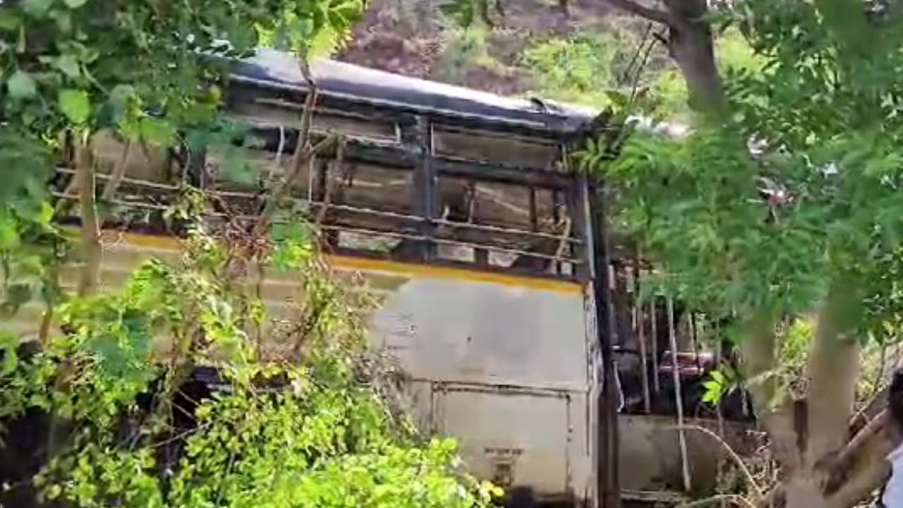 పులివెందులలో ఆర్టీసీ బస్సు బోల్తా .. 40అడుగుల లోతులో పడిన బస్సు పులివెందులలో ఆర్టీసీ బస్సు బోల్తా .. 40అడుగుల లోతులో పడిన బస్సు