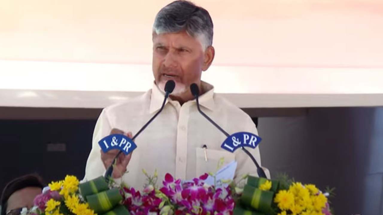 రాజకీయ ముసుగులో నేరాలకు పాల్పడేవారిని కఠినంగా శిక్షించాలి : సీఎం చంద్రబాబు రాజకీయ ముసుగులో నేరాలకు పాల్పడేవారిని కఠినంగా శిక్షించాలి : సీఎం చంద్రబాబు