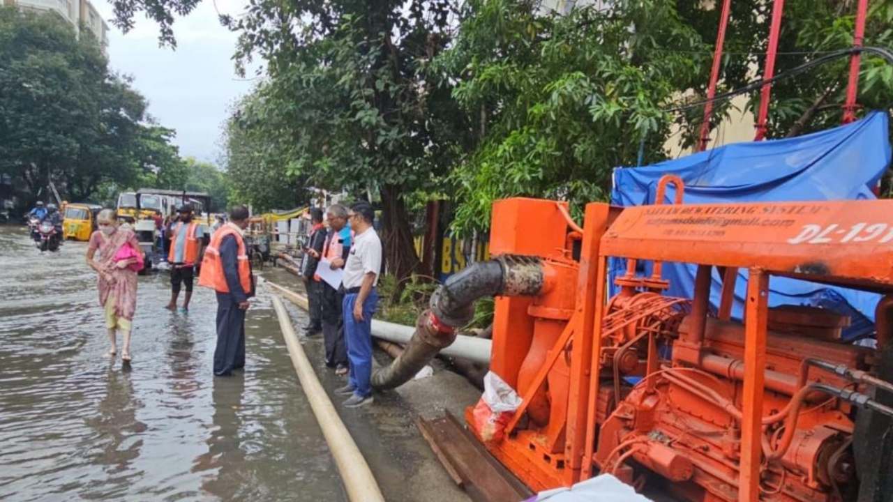 Chennai Rain: చెన్నైలో భారీ వర్షాలు.. రజనీకాంత్ ఇంటి చుట్టూ భారీగా చేరిన వరదనీరు.. వీడియో వైరల్ Chennai Rain: చెన్నైలో భారీ వర్షాలు.. రజనీకాంత్ ఇంటి చుట్టూ భారీగా చేరిన వరదనీరు.. వీడియో వైరల్