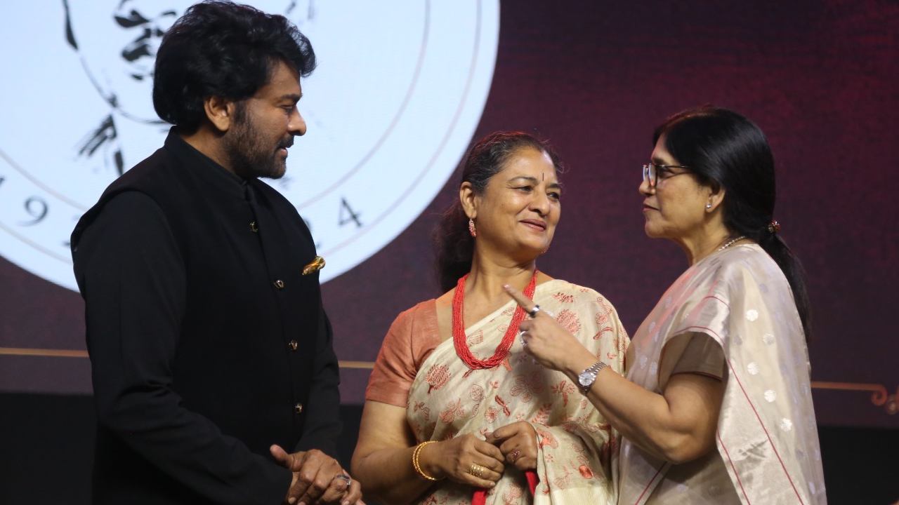 Chiranjeevi : మెగాస్టార్ చిరంజీవిని కలిసిన సావిత్రి కూతురు.. ఫొటోస్ వైరల్ Chiranjeevi : మెగాస్టార్ చిరంజీవిని కలిసిన సావిత్రి కూతురు.. ఫొటోస్ వైరల్