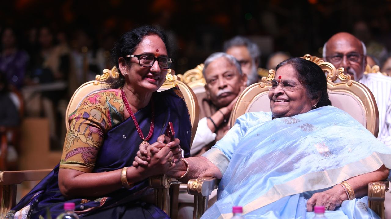 Chiranjeevi Mother : చిరంజీవి తల్లితో ప్రభాస్ పెద్దమ్మ.. ఫొటోస్ వైరల్.. Chiranjeevi Mother : చిరంజీవి తల్లితో ప్రభాస్ పెద్దమ్మ.. ఫొటోస్ వైరల్..