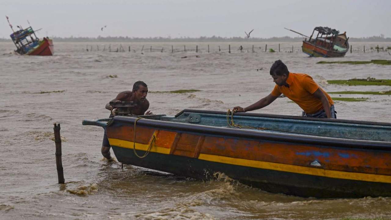 Cyclone Dana: తీరం దాటిన ‘దానా’ తుపాను.. ఆ ప్రాంతాల్లో విద్యా సంస్థలకు సెలవు Cyclone Dana: తీరం దాటిన ‘దానా’ తుపాను.. ఆ ప్రాంతాల్లో విద్యా సంస్థలకు సెలవు