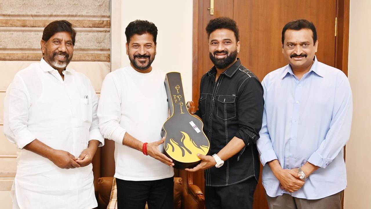 బండ్ల గణేశ్తో వెళ్లి సీఎం రేవంత్ రెడ్డిని కలిసిన దేవిశ్రీ ప్రసాద్ బండ్ల గణేశ్తో వెళ్లి సీఎం రేవంత్ రెడ్డిని కలిసిన దేవిశ్రీ ప్రసాద్