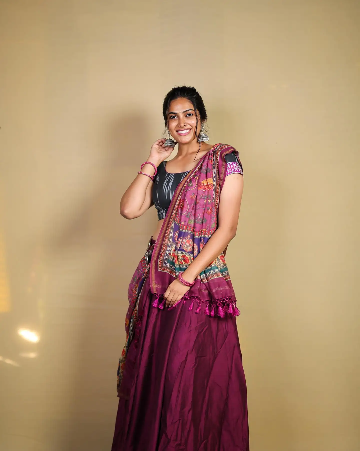 Actress Divi Playing Dandiya on Dasara