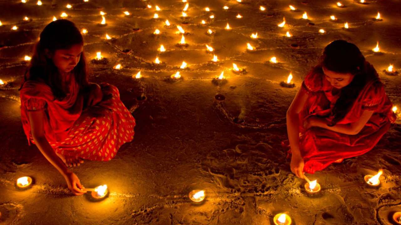 Deepavali 2024: దీపావళి పండుగను అక్టోబర్ 31నే ఎందుకు జరుపుకోవాలి.. ప్రత్యేకత ఏమిటో తెలుసా? Deepavali 2024: దీపావళి పండుగను అక్టోబర్ 31నే ఎందుకు జరుపుకోవాలి.. ప్రత్యేకత ఏమిటో తెలుసా?