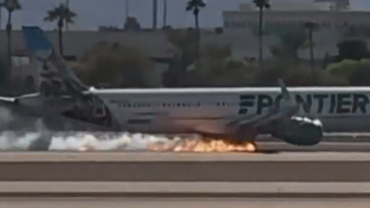 Las Vegas airport : బాబోయ్ పెను ప్రమాదం తప్పింది.. విమానం ల్యాండ్ అవుతుండగా చెలరేగిన మంటలు.. వీడియో వైరల్ Las Vegas airport : బాబోయ్ పెను ప్రమాదం తప్పింది.. విమానం ల్యాండ్ అవుతుండగా చెలరేగిన మంటలు.. వీడియో వైరల్