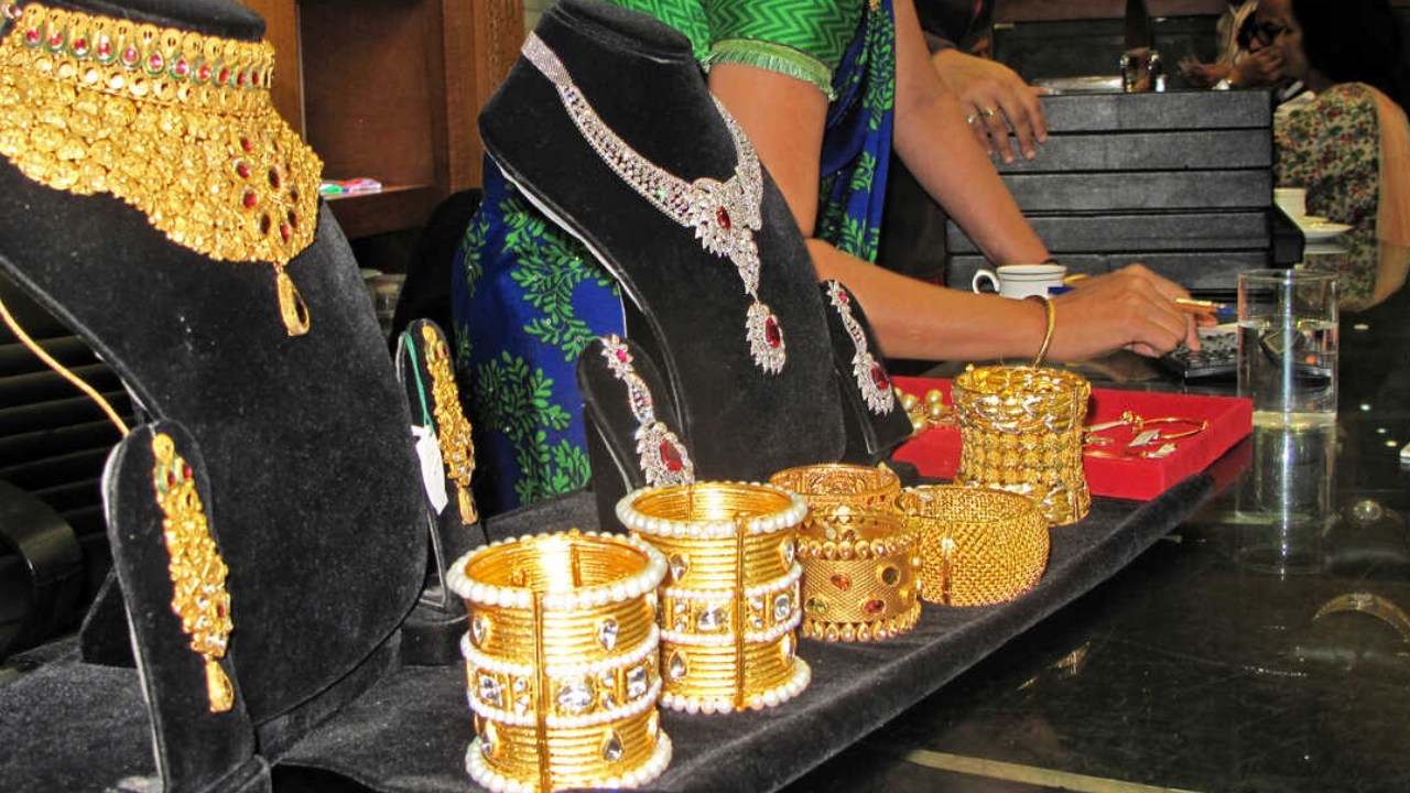 Gold and silver Price: స్వల్ప ఊరట.. తెలుగు రాష్ట్రాల్లో ఇవాళ బంగారం, వెండి ధరలు ఇలా.. Gold and silver Price: స్వల్ప ఊరట.. తెలుగు రాష్ట్రాల్లో ఇవాళ బంగారం, వెండి ధరలు ఇలా..