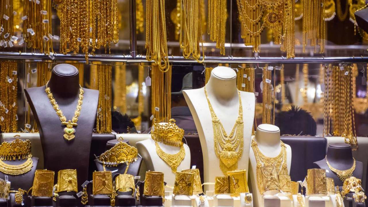 Gold Price: దీపావళి రోజున తెలుగు రాష్ట్రాల్లో బంగారం, వెండి ధరలు ఇలా.. Gold Price: దీపావళి రోజున తెలుగు రాష్ట్రాల్లో బంగారం, వెండి ధరలు ఇలా..