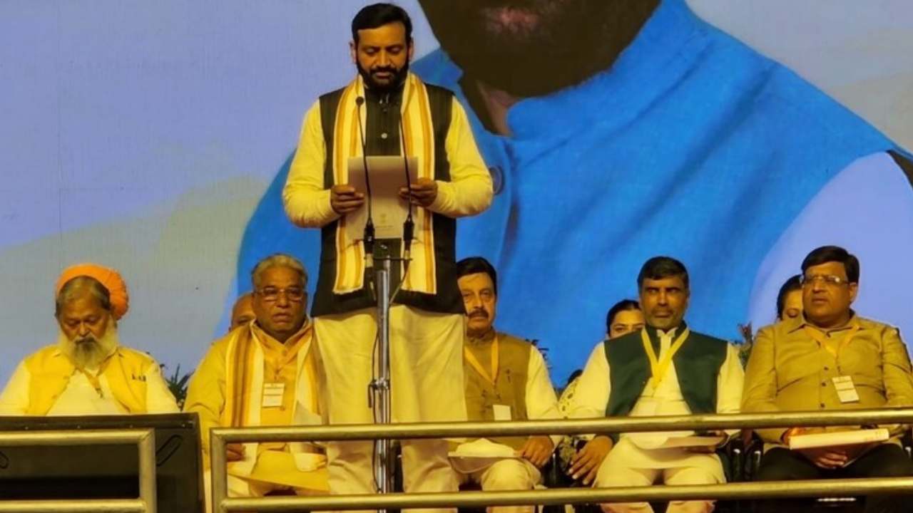 Nayab Singh Saini: హరియాణా సీఎంగా నాయబ్ సింగ్ సైనీ ప్రమాణ స్వీకారం.. హాజరైన మోదీ, చంద్రబాబు.. వీడియోలు వైరల్ Nayab Singh Saini: హరియాణా సీఎంగా నాయబ్ సింగ్ సైనీ ప్రమాణ స్వీకారం.. హాజరైన మోదీ, చంద్రబాబు.. వీడియోలు వైరల్