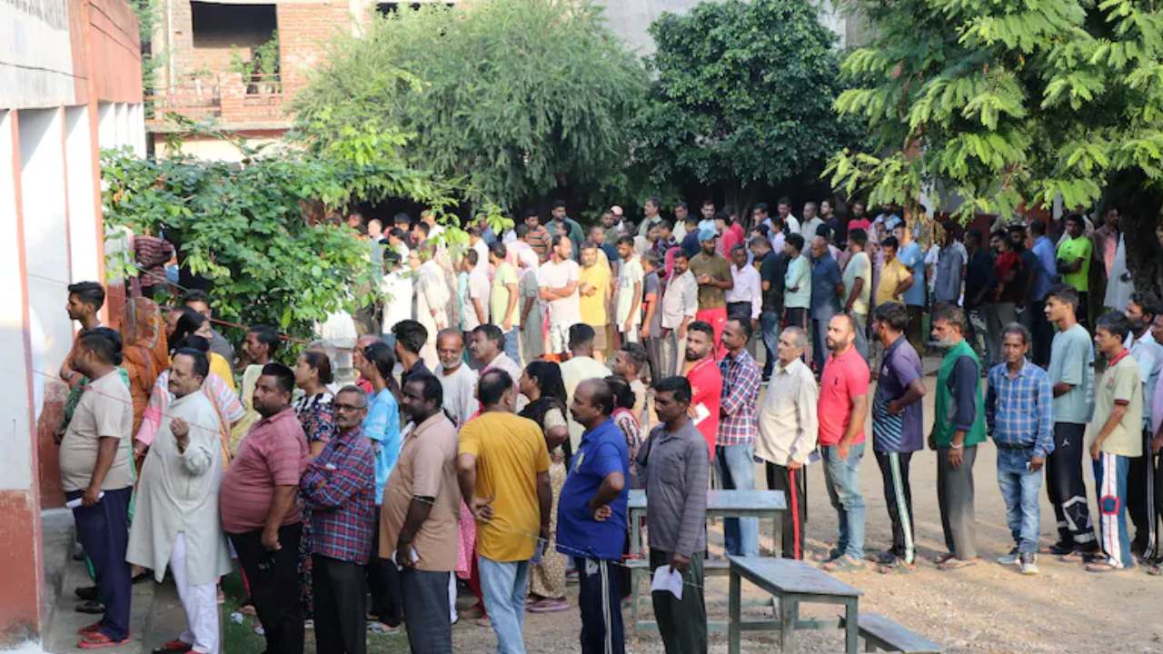 Haryana Elections 2024: హర్యానాలో కొనసాగుతున్న అసెంబ్లీ ఎన్నికల పోలింగ్.. బరిలో ప్రముఖులు వీరే.. Haryana Elections 2024: హర్యానాలో కొనసాగుతున్న అసెంబ్లీ ఎన్నికల పోలింగ్.. బరిలో ప్రముఖులు వీరే..