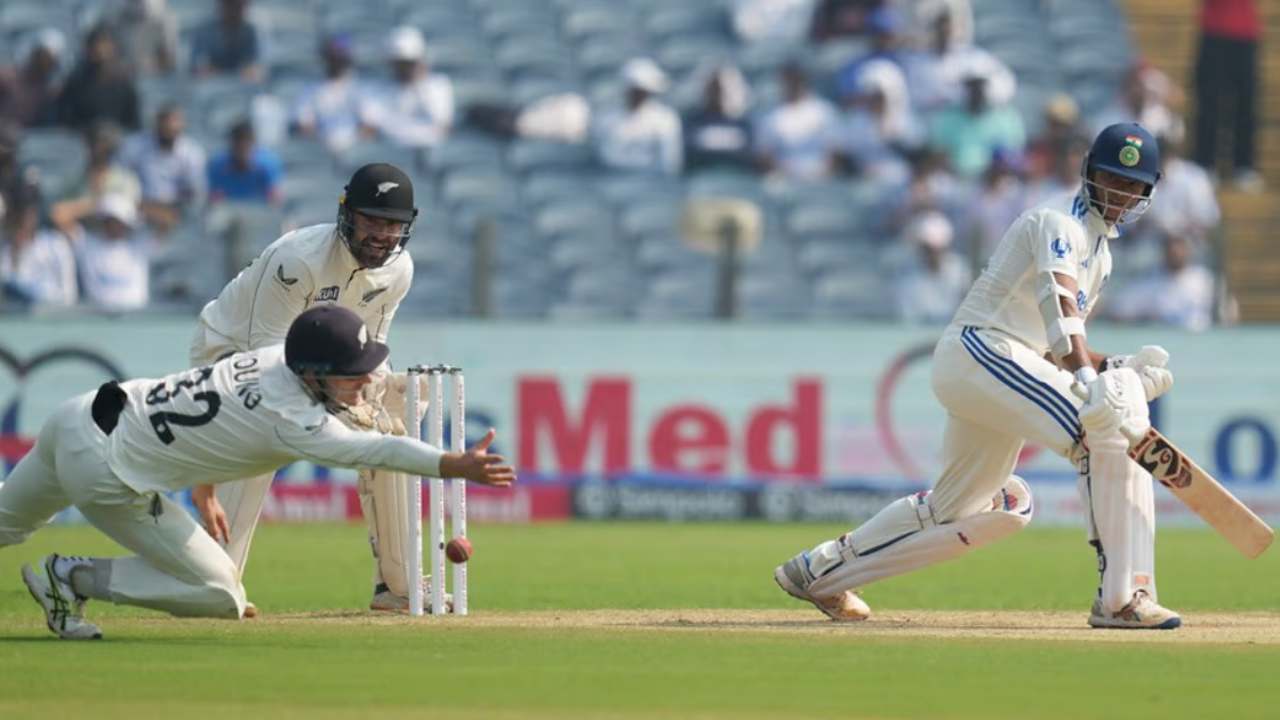IND vs NZ : సిన్నర్ల దెబ్బకు బ్యాటర్లు విలవిల.. నిన్న సుందర్.. నేడు శాన్ట్నర్ .. IND vs NZ : సిన్నర్ల దెబ్బకు బ్యాటర్లు విలవిల.. నిన్న సుందర్.. నేడు శాన్ట్నర్ ..